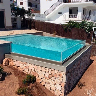 透明なインフレータブルプール